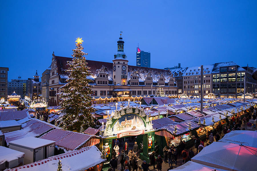 1-Leipziger-Weihnachtsmarkt-Huettenzauber-vor-dem-Alten-Rathaus-BILDLEXIKON-LEIPZIG-Stadtgeschichte-Foto