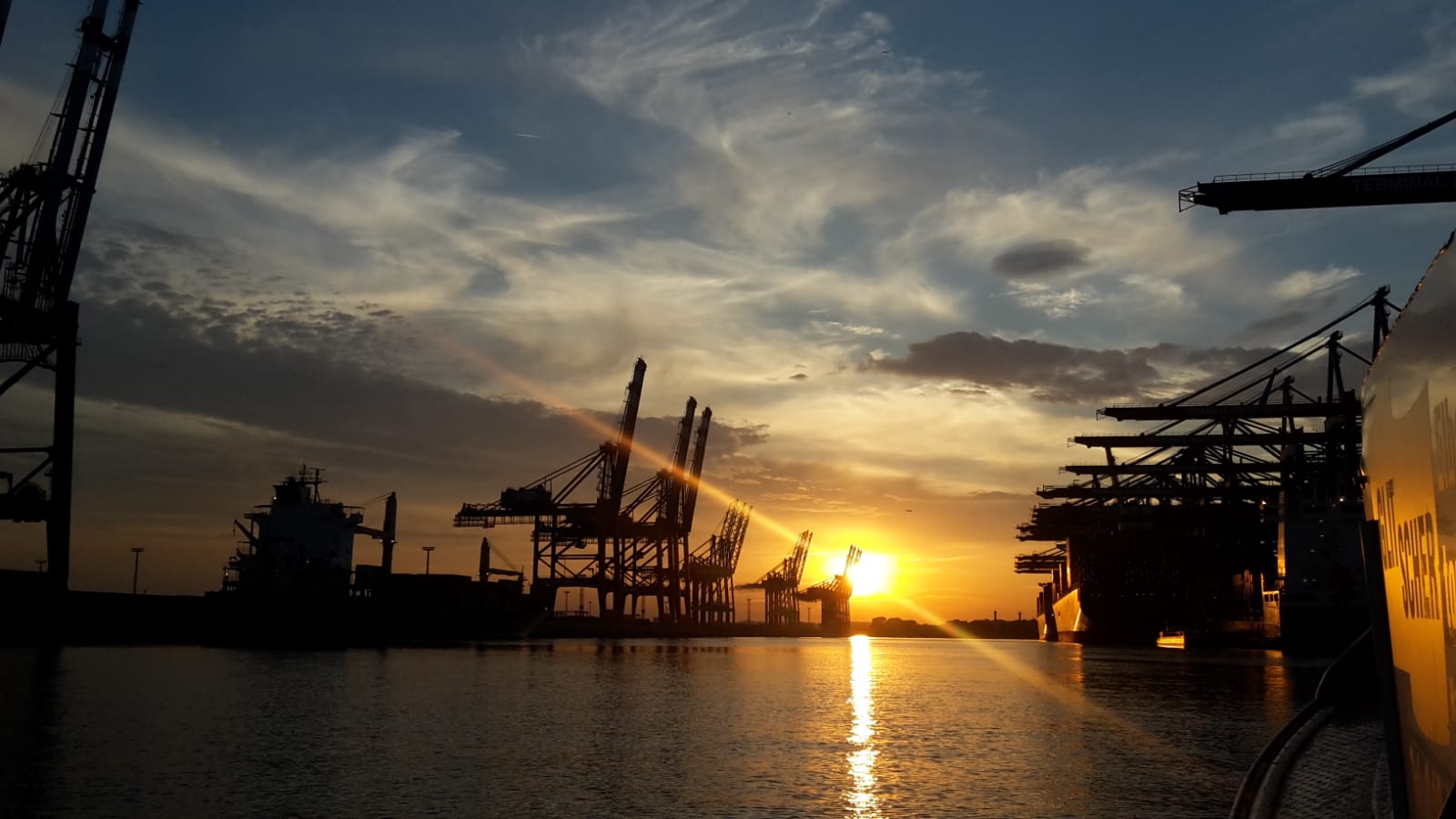 Hamburger-Hafen-Abendstimmung-c-BSL-3