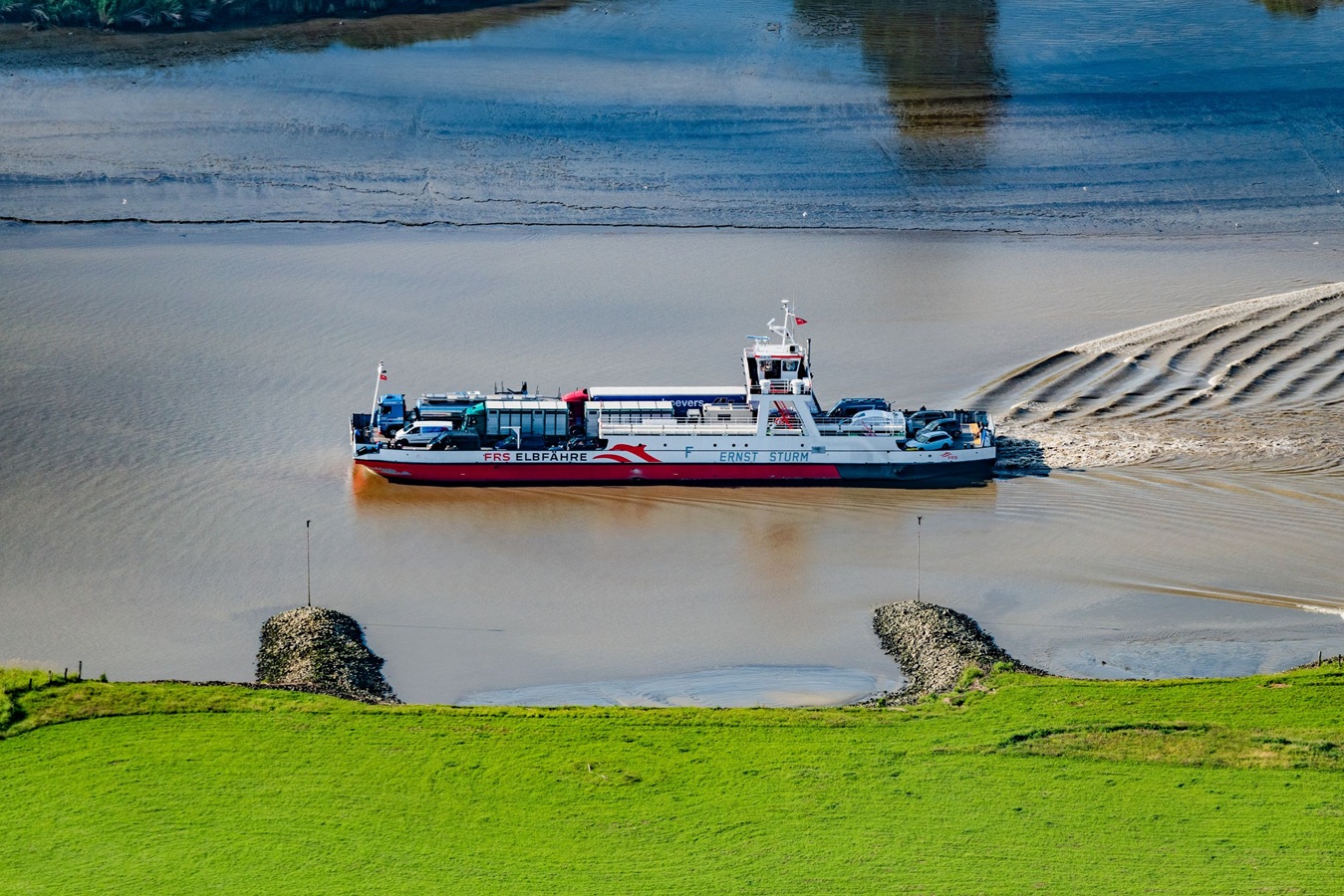 frs-elbfaehre-luftaufnahme-ernst-sturm-in-fahrt-land-elbe-c-martin-elsen