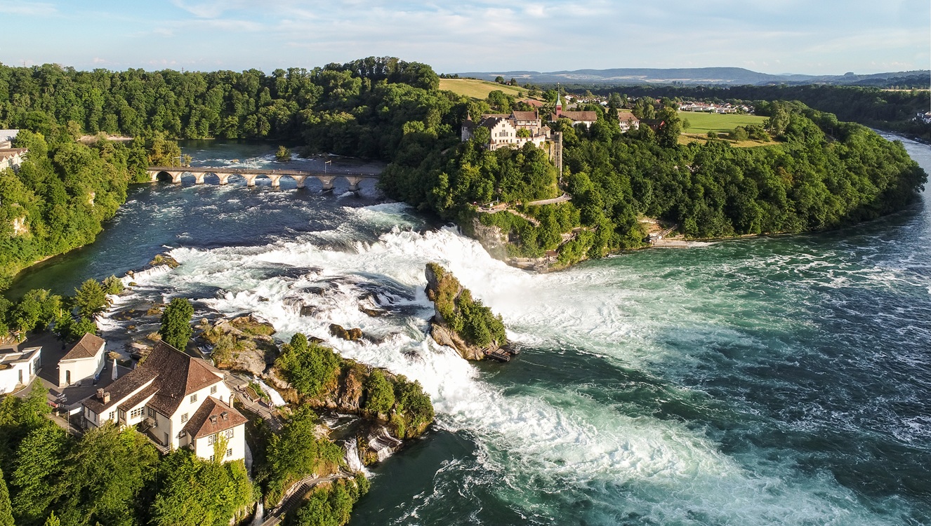 Rheinfall_Mittelfelsen_Mühleradhaus_SchlossLaufen_Juli