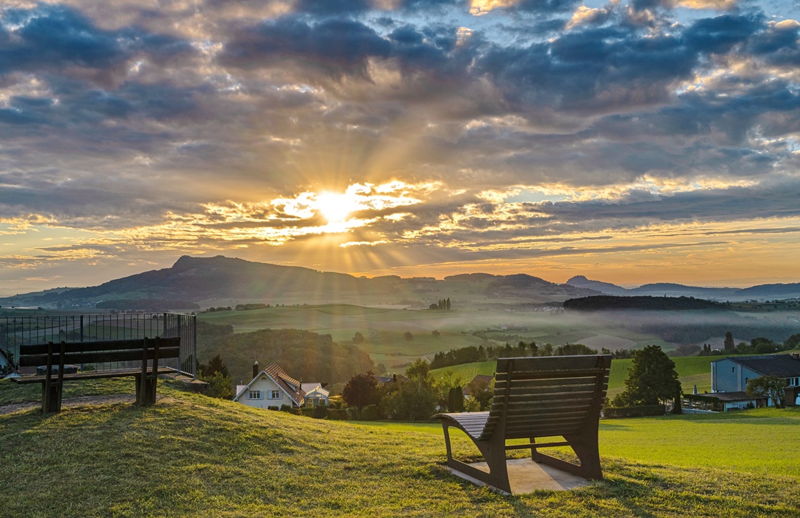 Opfertshofen_Morgensonne_Sonne_August_Sommer_bank_Weitsicht_Aussicht_Landscahft_Wolken_Morgenstimmung_Nebel